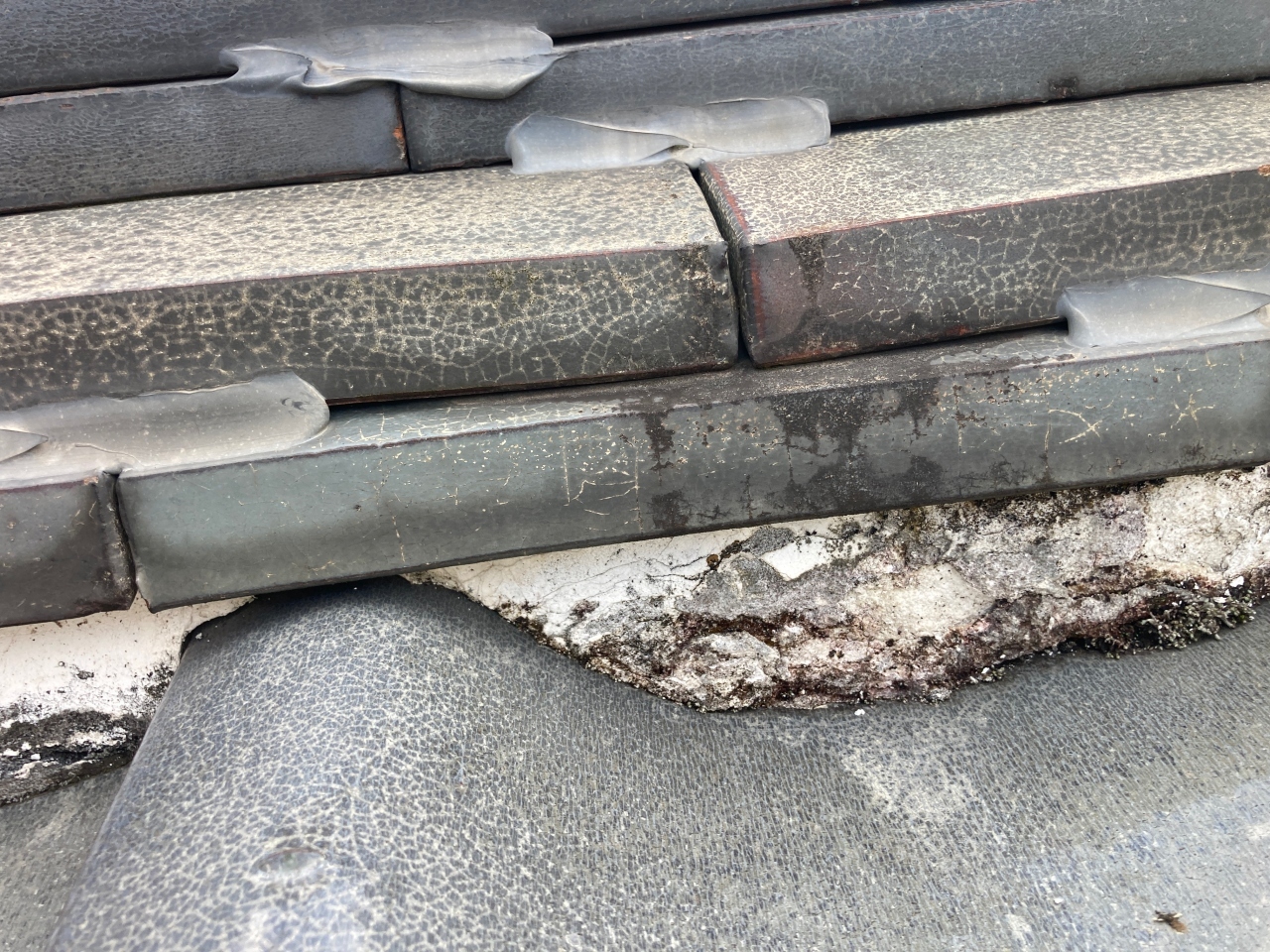 漆喰が黒ずんでいる